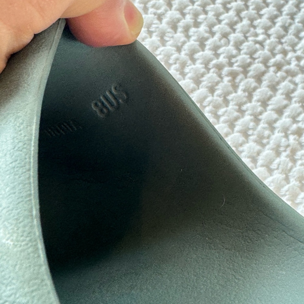 Boys Yeezy Slides - Picture 2 of 6
